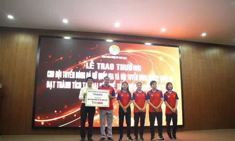 THACO trao tặng 1 tỷ đồng cho Đội bóng đá nữ Quốc gia vô địch SEA Games 32