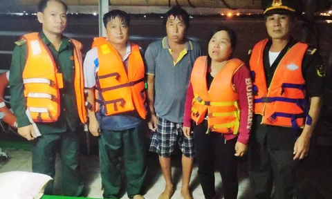 TP. Hồ Chí Minh: Sà lan bị chìm do dông lốc, 2 người dân được giải cứu