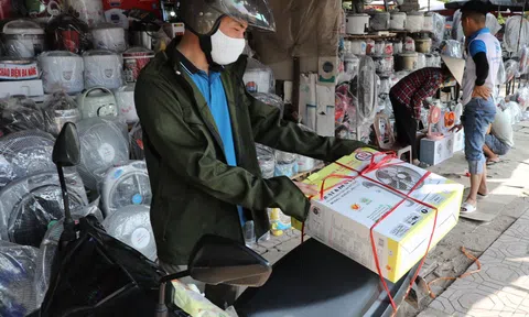 Nhiều cửa hàng bán quạt tích điện, điều hòa, máy phát điện kiếm bộn tiền mùa nắng nóng