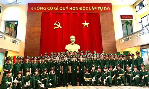 Tiểu đoàn Kiểm soát quân sự 31 tham quan Bảo tàng Chiến dịch Hồ Chí Minh