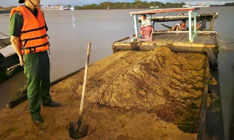TP. Hồ Chí Minh: Bắt giữ 2 ghe tải chở cát trái phép