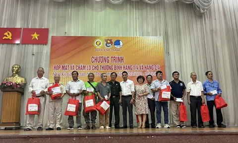 Tạp chí Doanh nghiệp và Kinh tế xanh tặng quà Cựu chiến binh quận Bình Thạnh nhân dịp 27/7