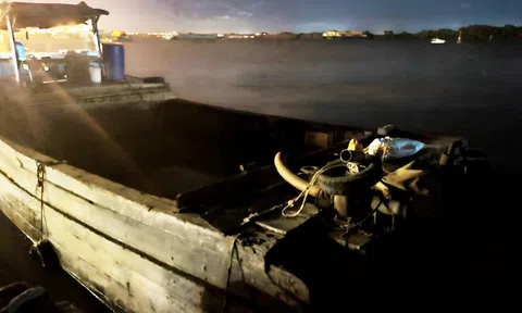 Bắt giữ ghe tải khai thác cát trái phép trên sông Đồng Nai