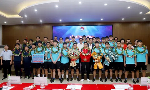 Niềm vui của các tuyển thủ U23 Việt Nam tại lễ mừng ngôi vô địch