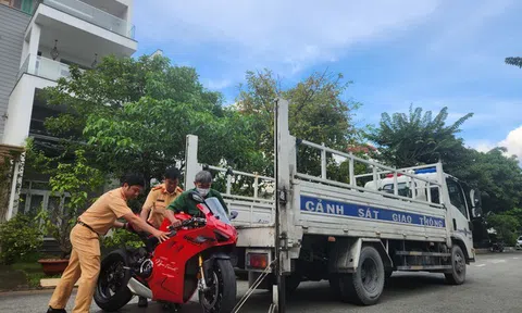 Tạm giữ 2 mô tô phân khối lớn của người mẫu Ngọc Trinh