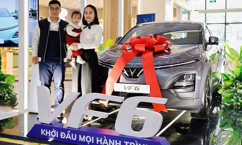 VinFast bàn giao lô xe VF 6 đầu tiên cho khách hàng