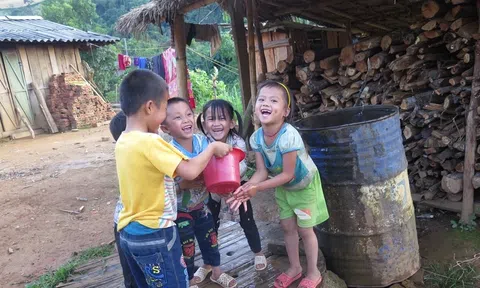 Đưa nước sạch về với các em nhỏ nơi vùng cao Minh Hóa