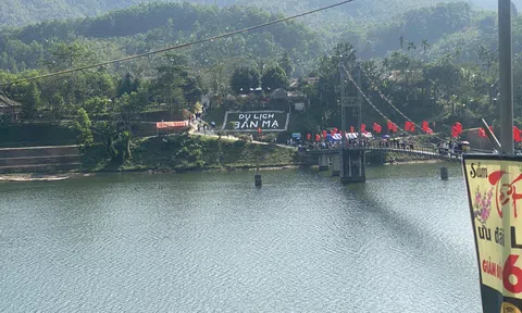 Bản Mạ rực rỡ trong sắc xuân đón chào du khách vãn cảnh đầu năm