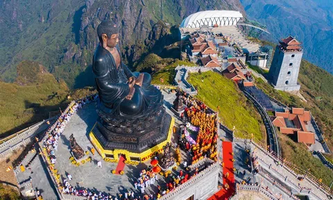 Xúc động khoảnh khắc linh thiêng của Đại lễ cầu quốc thái dân an trên đỉnh Fansipan