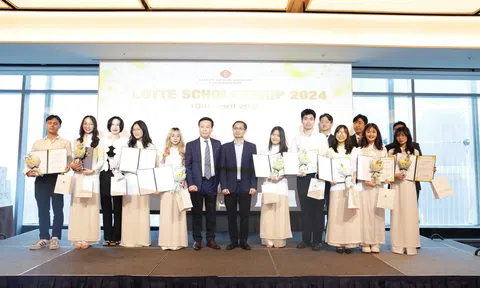 Lotte trao 76 suất học bổng tới sinh viên từ 9 trường đại học tại Hà Nội