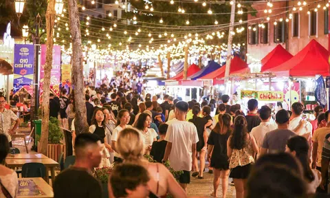 Show drag queen “Xúng xính” gây sốt tại chợ đêm Vui Phết, Phú Quốc