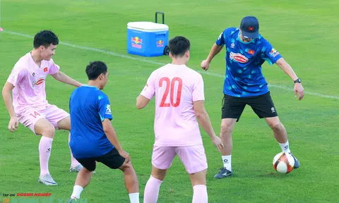 Tân HLV trưởng Kim Sang Sik bất ngờ chơi "đá ma" cùng các học trò mới