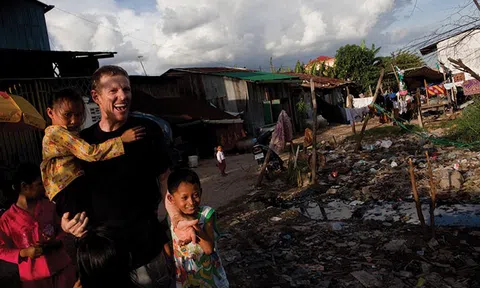 Doanh nhân từ bỏ hào quang Hollywood để tìm đến hạnh phúc chân thực tại một bãi rác ở Phnom Penh