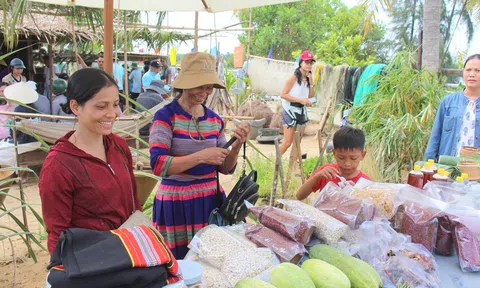 Gần 60 gian hàng sản phẩm địa phương đặc sắc tham dự “Lễ hội Cổ Cò 2024”