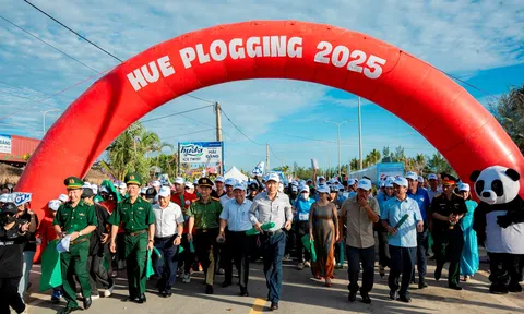 TP Huế tổ chức hoạt động đi bộ nhặt rác để hưởng ứng Ngày Môi trường Thế giới