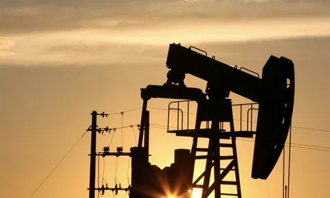 Giá dầu tăng vọt, cổ phiếu dầu khí đồng loạt nổi sóng