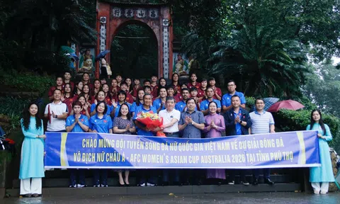 Đội tuyển nữ Việt Nam dâng hương tưởng niệm các Vua Hùng tại khu di tích lịch sử Đền Hùng, Phú Thọ