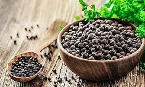 Giá tiêu hôm nay 30/6/2025: Tăng nhẹ, giao dịch đạt 128.000 đồng/kg