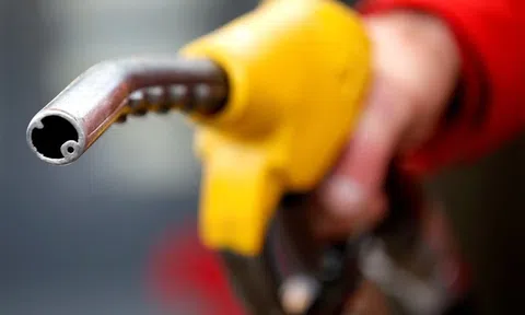 Giá xăng dầu hôm nay 8/7/2025: Đảo chiều tăng mạnh