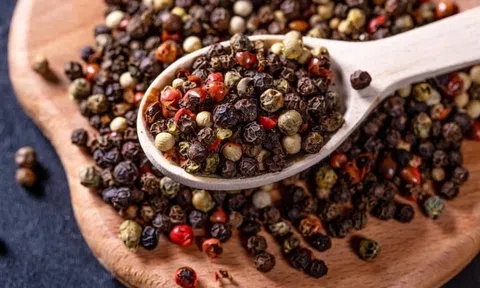 Giá tiêu hôm nay 24/7/2025: Giảm nhẹ, dao động 135.000–138.000 đồng/kg