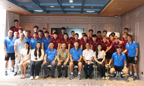 Đại sứ Việt Nam tại Indonesia gặp gỡ, động viên U23 Việt Nam trước trận bán kết với Philippines