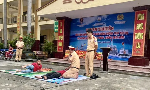 CSGT đường thuỷ lan tỏa kỹ năng sống an toàn đến học sinh