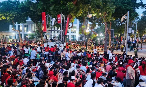 Biển người đổ về các tuyến phố Thủ đô xem hợp luyện diễu binh, diễu hành A80