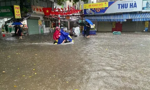 Hà Nội: Nhiều tuyến phố thành sông do ảnh hưởng của cơn bão số 5