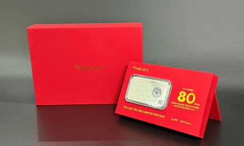 Trung tâm Lưu trữ Quốc gia III tiếp nhận miếng bạc 80 năm Quốc khánh serie 0001 của Phú Quý