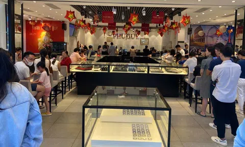 Người mua xếp hàng dài khi giá vàng liên tục vượt đỉnh lịch sử