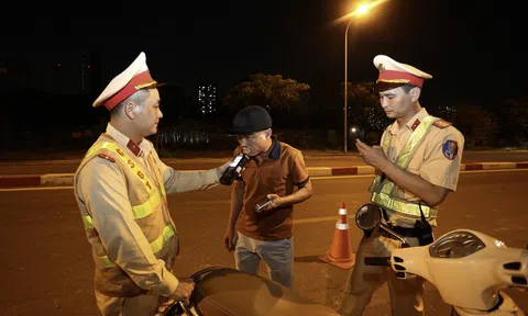 CSGT Hà Nội xử lý gần 20 trường hợp vi phạm nồng độ cồn, nhiều trường hợp bất chấp nguy hiểm bỏ trốn