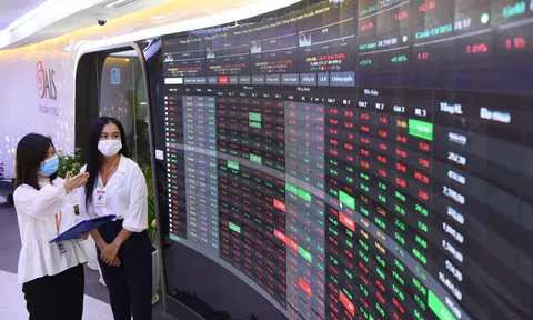 Có nên bán chứng khoán để chuyển qua vàng?