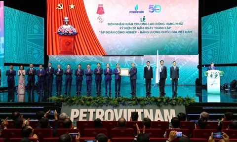 Petrovietnam đón nhận Huân chương Lao động hạng Nhất