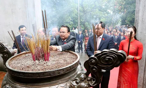 Đại biểu Đại hội Đảng tỉnh Phú Thọ dâng hương tưởng niệm các Vua Hùng