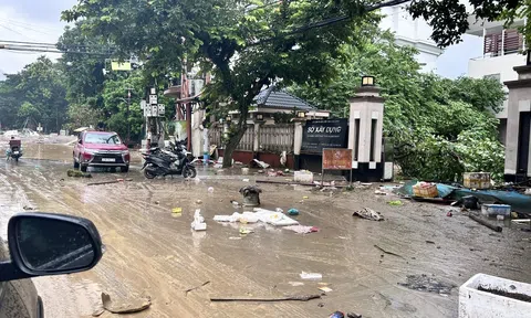 Phường Hà Giang sau lũ tan hoang, người dân tất bật dọn dẹp