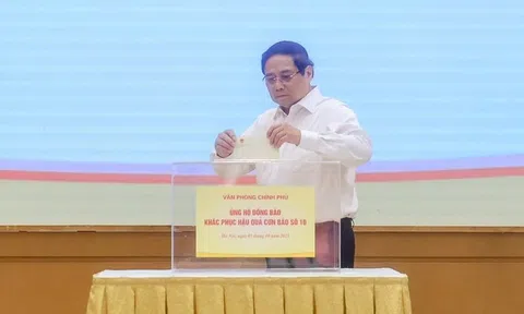 Chính phủ quyên góp ủng hộ đồng bào thiệt hại do bão lũ