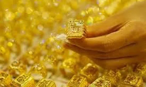 Giá vàng hôm nay 4/10/2025: Trong nước giảm, thế giới tăng mạnh