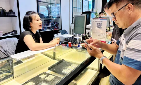 Vàng hiếm, nhà đầu tư đổ xô mua bạc: Từ “trào lưu” thành xu hướng tích trữ