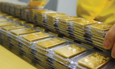 Giá vàng hôm nay 17/10/2025: Tăng dựng đứng, giá vàng nhẫn vượt xa giá vàng miếng