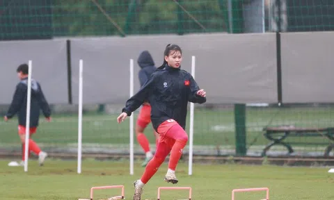 Đội tuyển nữ Việt Nam tập luyện trong mưa rét, chuẩn bị cho chuyến tập huấn tại Nhật Bản