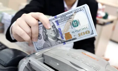 Tỷ giá USD tự do tăng lên sát 28.000 đồng, nới rộng chênh lệch với ngân hàng