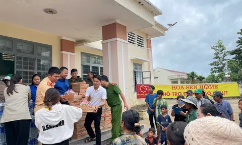 Hướng về miền Trung, Hoa Sen Home và Nhựa Hoa Sen đã triển khai cứu trợ nhu yếu phẩm cho bà con xuyên đêm