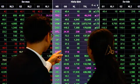 “Sóng” thoái vốn kích hoạt loạt cổ phiếu tăng trần