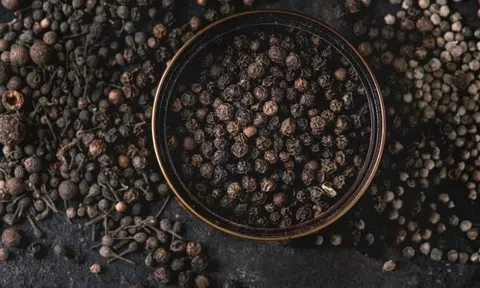 Giá tiêu hôm nay 26/11/2025: Thị trường tăng nhẹ do mưa lũ kéo dài