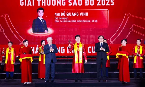 Ông Đỗ Quang Vinh, Chủ tịch SHS, Phó chủ tịch SHB được vinh danh TOP 10 doanh nhân xuất sắc nhất Giải thưởng Sao Đỏ 2025