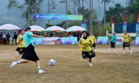 Quảng Ninh: Khách du lịch ấn tượng trước “sắc màu văn hóa chạy trên sân cỏ”