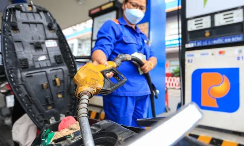 Giá xăng ngày mai dự báo quay đầu giảm sâu