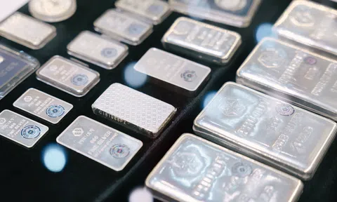 Nhà đầu tư tiếc nuối vì bán bạc mua chứng khoán