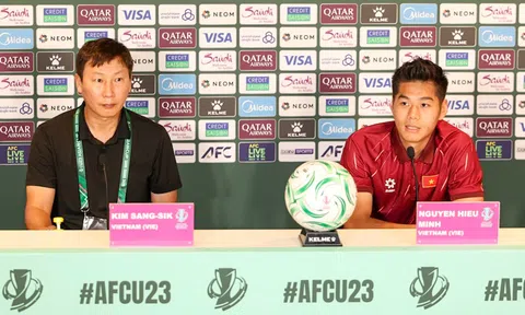 HLV Kim Sang Sik khen ngợi tinh thần đoàn kết của các cầu thủ U23 Việt Nam
