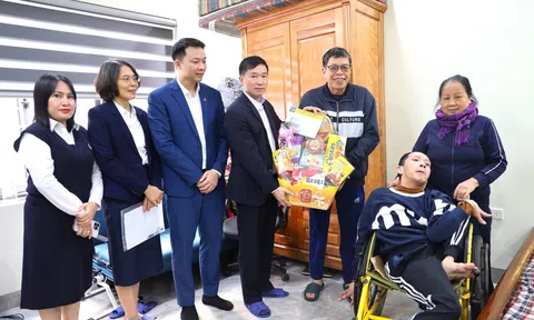 Công ty Tuyển than Hòn Gai - Vinacomin thăm, tặng quà Tết cho các gia đình nạn nhân chất độc da cam